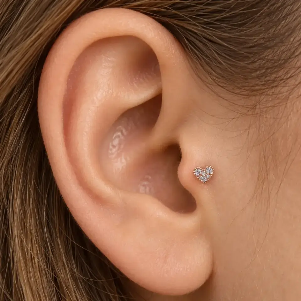 kalp-tragus-piercing-kulakta-gorunumu
