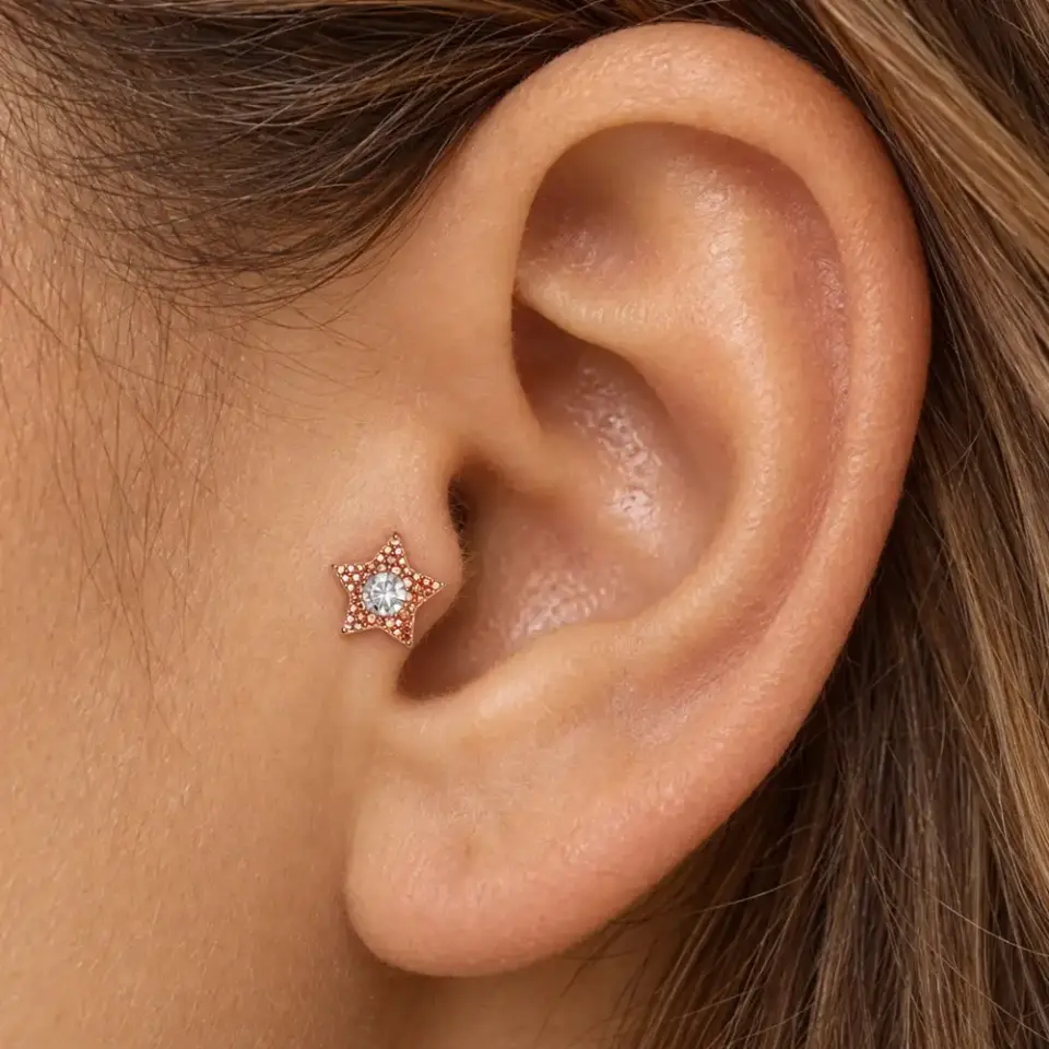 yildiz-tragus-piercing-kulakta-gorunumu