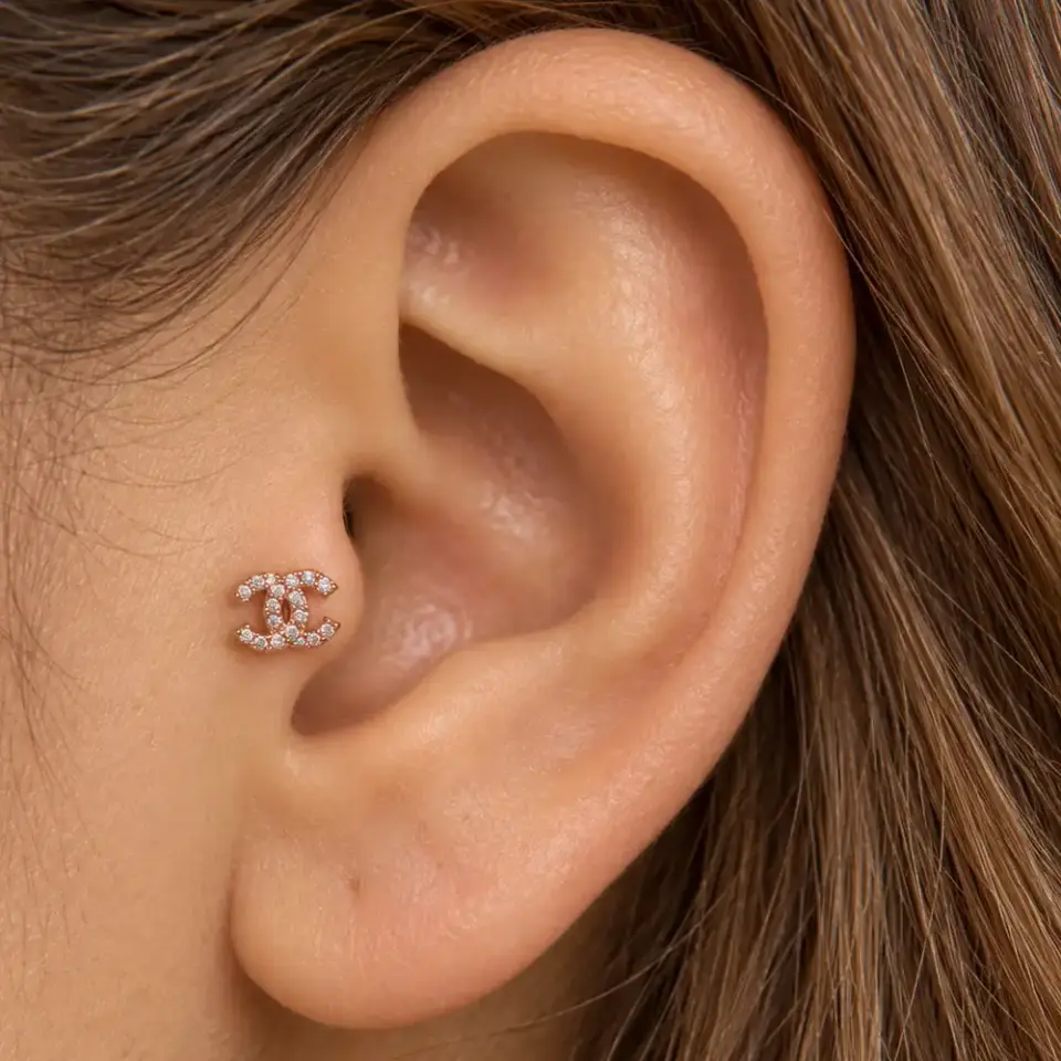 iki-c-tragus-piercing-kulakta-gorunumu