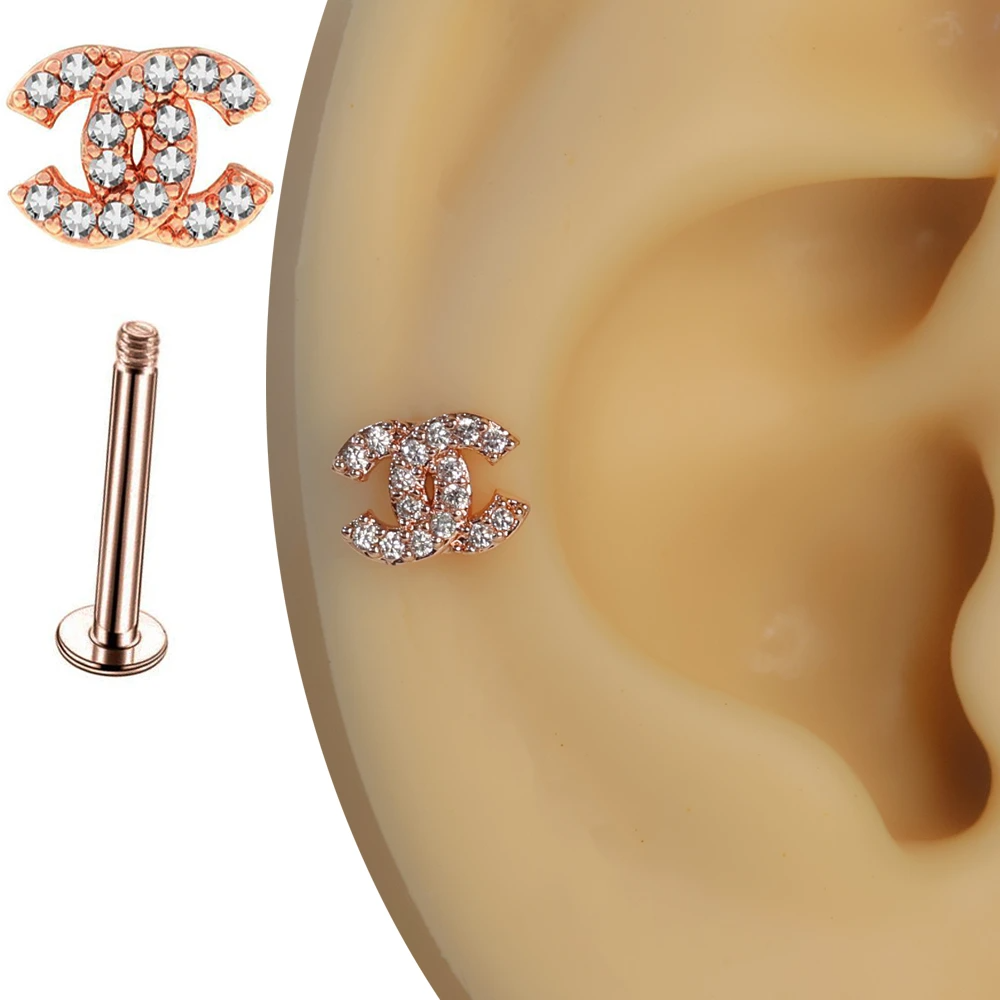 Rose gold ikiz ruhlar ikonik formlu zirkon taşlı tragus helix kıkırdak piercing kulak üzerindeki modern duruşu