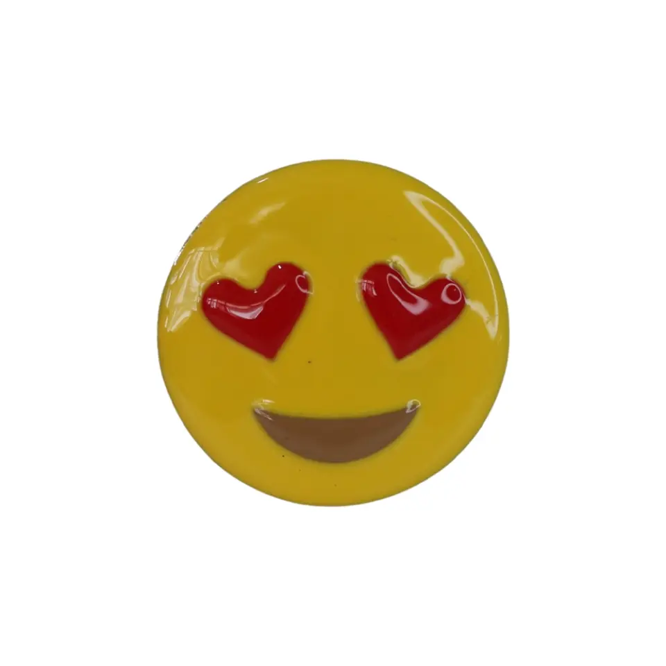 kırmızı kalp şeklinde gözleri ve kahverengi gülümsemesi olan emoji tasarımlı metal iğneli rozet, alternatif ceket aksesuarı