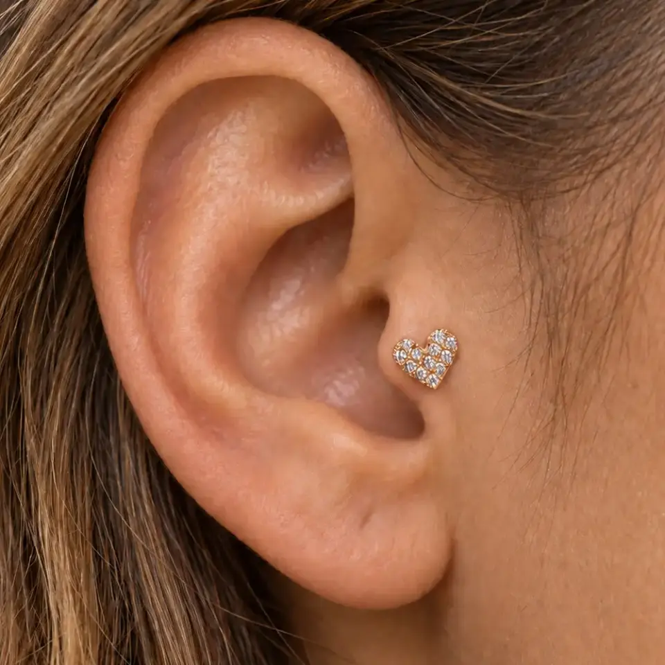 kalp-tragus-piercing-kulakta-gorunumu
