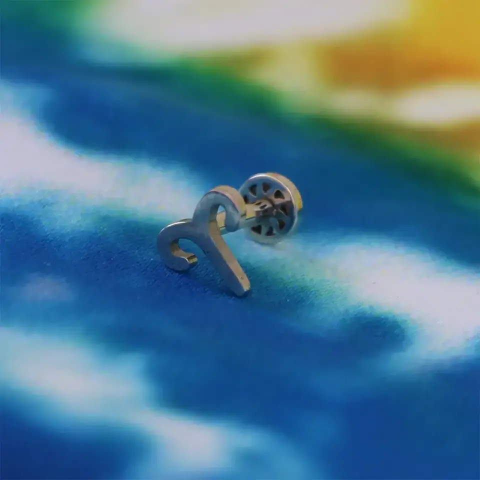 Flatback arkası düz vidalı piercing kilit mekanizması detay çekimi.