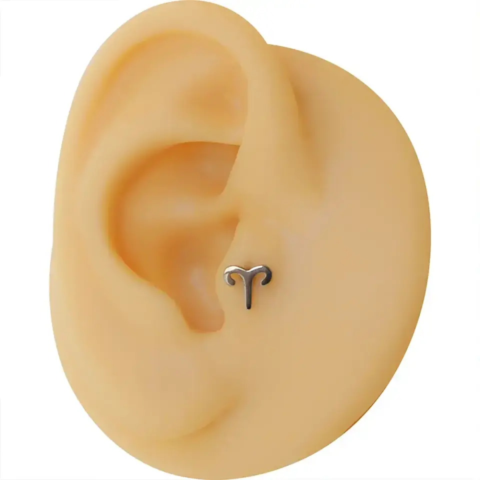 Koç burcu sembollü gümüş renk cerrahi çelik tragus piercing.