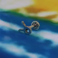 Tragus piercing flatback (arkası düz) vidalı sistem arkadan görünüş.