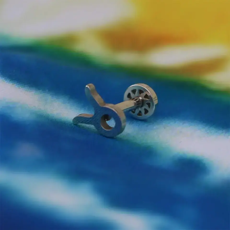 Tragus piercing flatback (arkası düz) vidalı sistem arkadan görünüş.