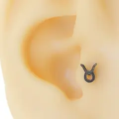 316L anti-alerjik cerrahi çelik boğa burcu helix küpesi detay görünümü.