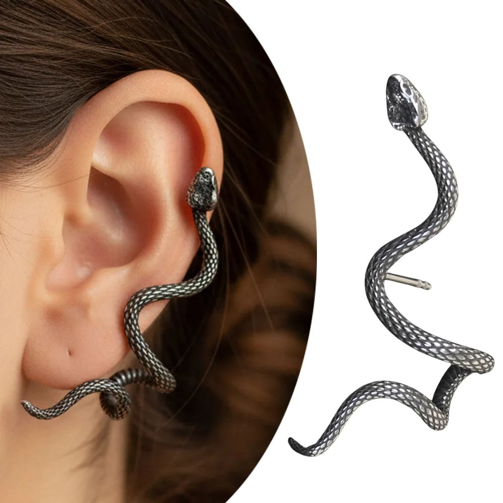 Gümüş rengi sarmaşık yılan figürlü çelik kıkırdak küpe modelinin kulak üzerindeki saran duruşu