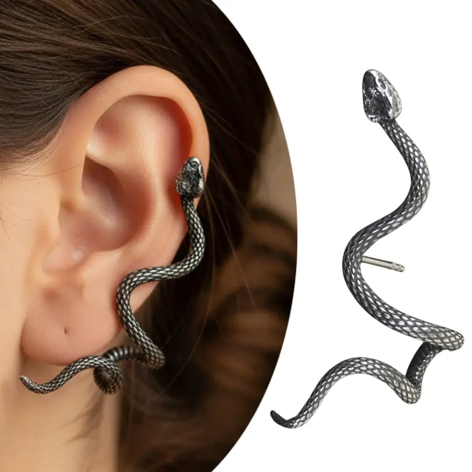 Gümüş rengi sarmaşık yılan figürlü çelik kıkırdak küpe modelinin kulak üzerindeki saran duruşu