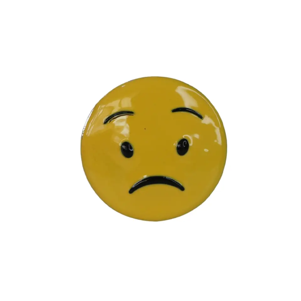 Ceket aksesuarları ve kumaş çanta süslemesi için sarı renkli üzgün emoji tasarımlı alternatif tarz iğneli rozet modeli
