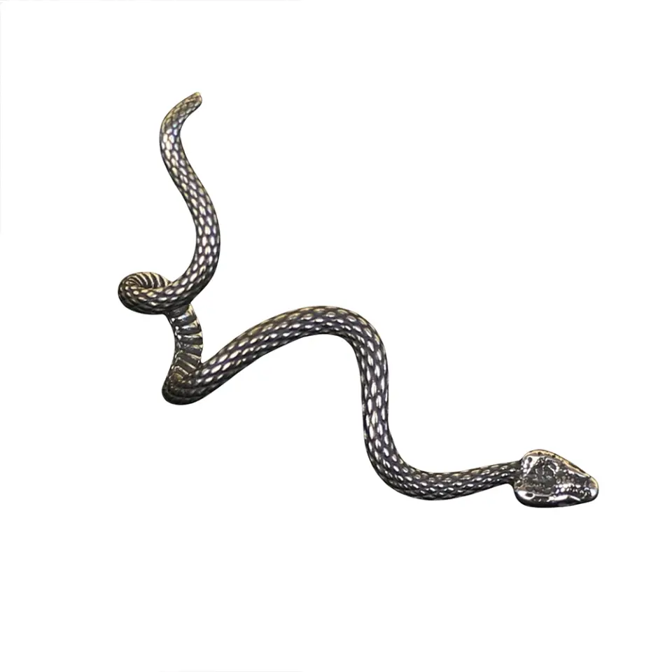 316L paslanmaz çelikten üretilen gümüş rengi yılan model kıkırdak küpe detaylı çekimi.