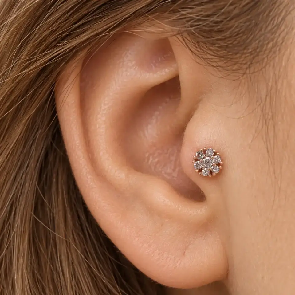 cicek-tragus-piercing-kulakta-gorunumu