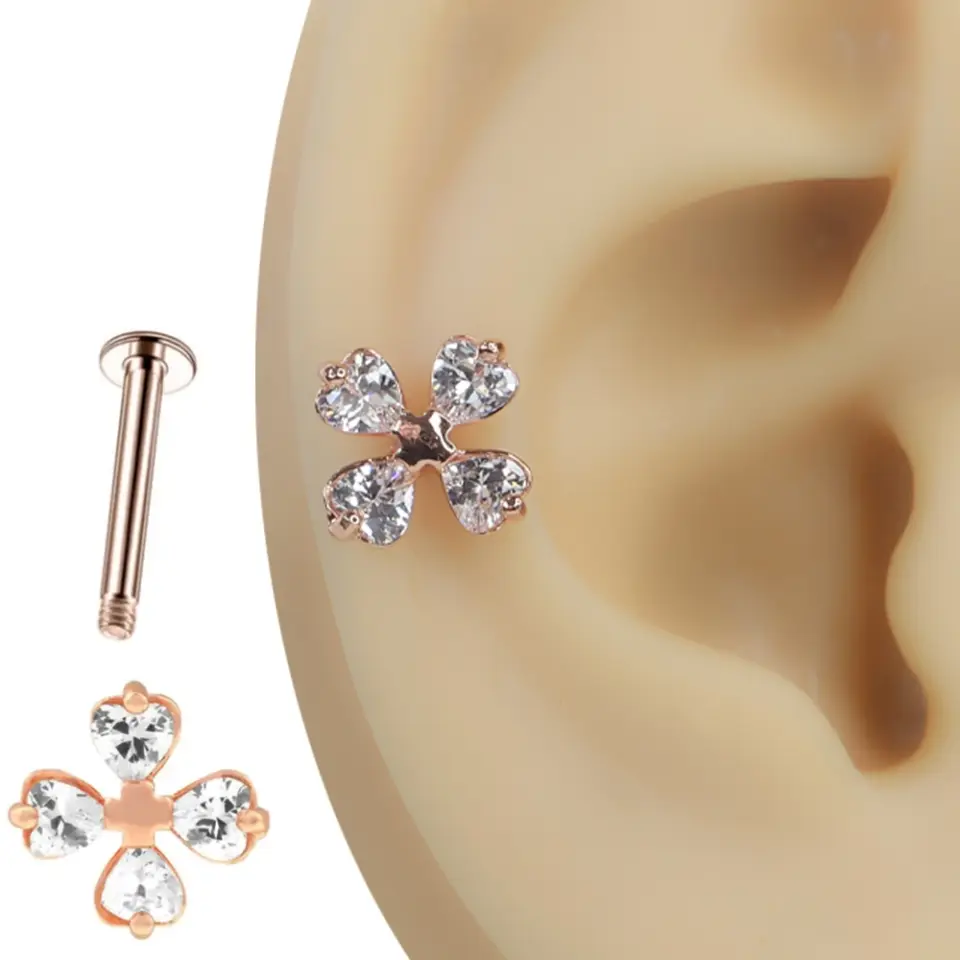 Rose gold şans fısıltısı yonca figürlü zirkon taşlı tragus helix kıkırdak piercing kulak üzerindeki zarif duruşu
