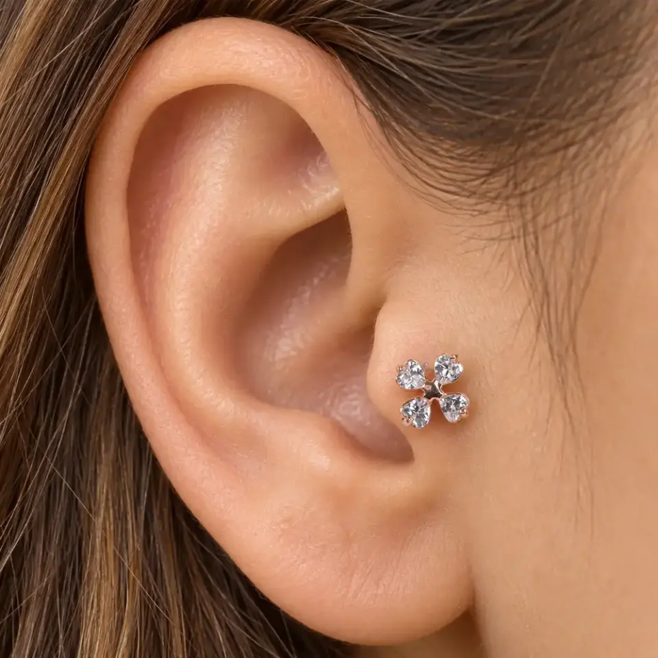 yonca-tragus-piercing-kulakta-gorunumu