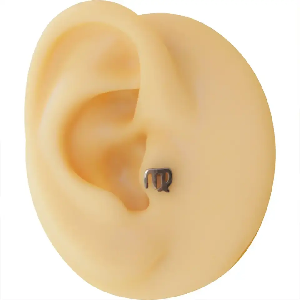 Flatback (arkası düz) vidalı sistem tragus piercing arka görünümü