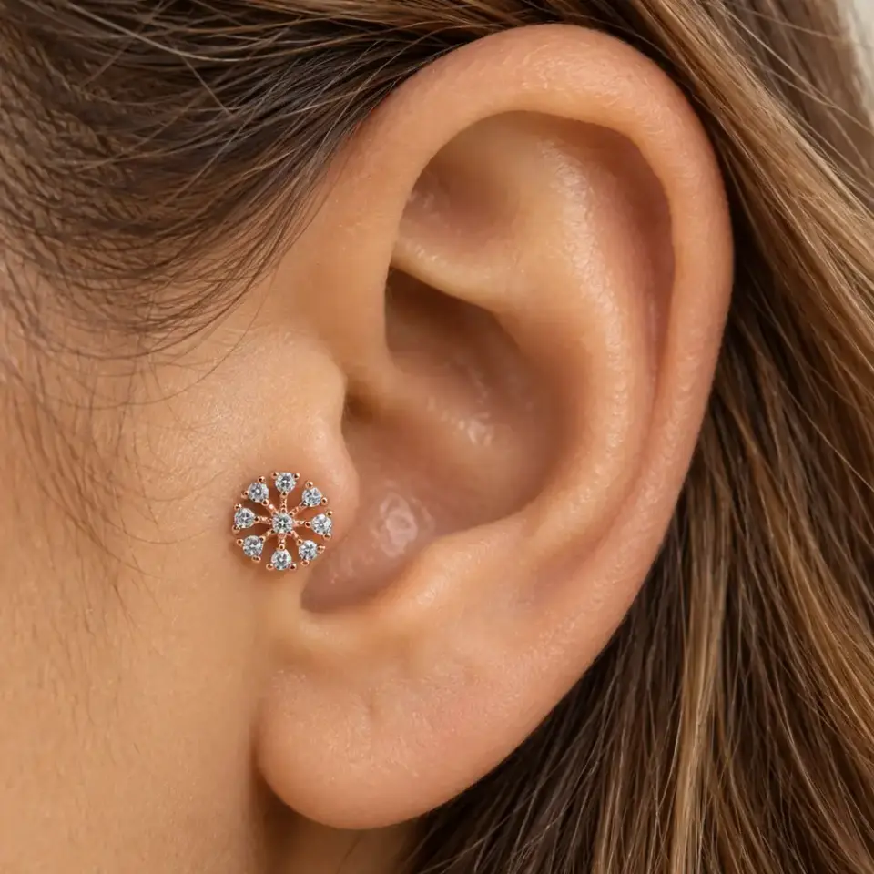 kar-tanesi-tragus-piercing-kulakta-gorunumu