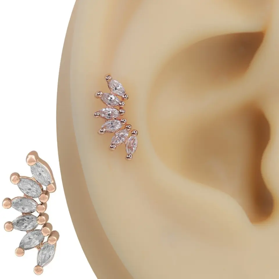 Rose gold ay parıltısı hilal figürlü zirkon taşlı tragus helix kıkırdak piercing kulak üzerindeki zarif duruşu
