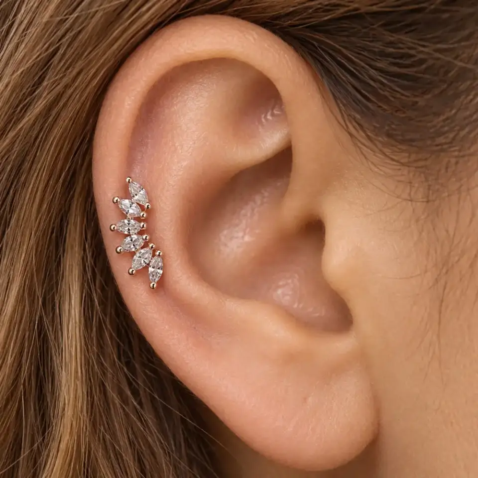 markiz-tasli-helix-piercing-kulakta-gorunumu