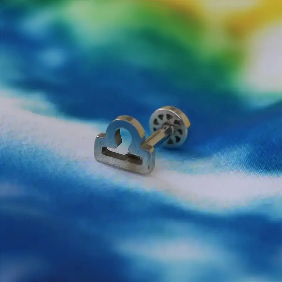 Anti-alerjik 316L cerrahi çelik terazi burcu helix küpesi makro çekim.