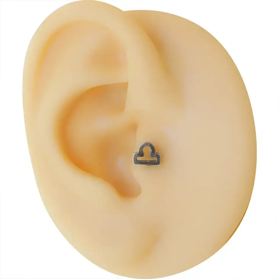 Kulak piercingi flatback (arkası düz) vidalı kilit sistemi görünümü.