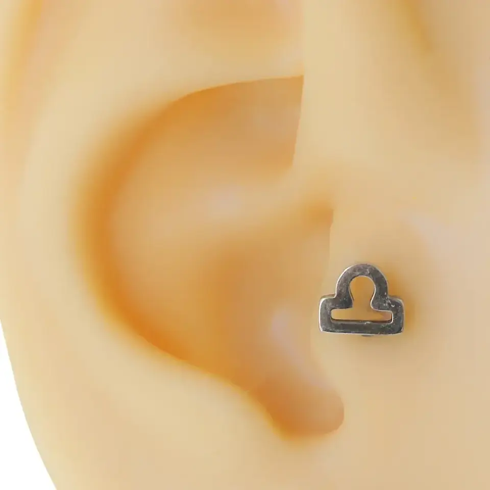 Terazi burcu sembollü gümüş renk cerrahi çelik tragus piercing.