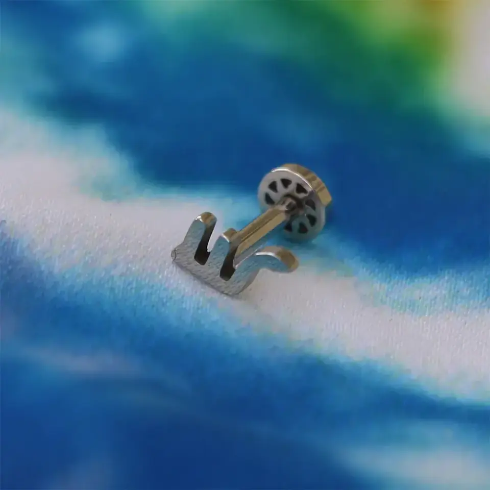 316L cerrahi çelik anti-alerjik akrep burcu helix küpesi detayı.