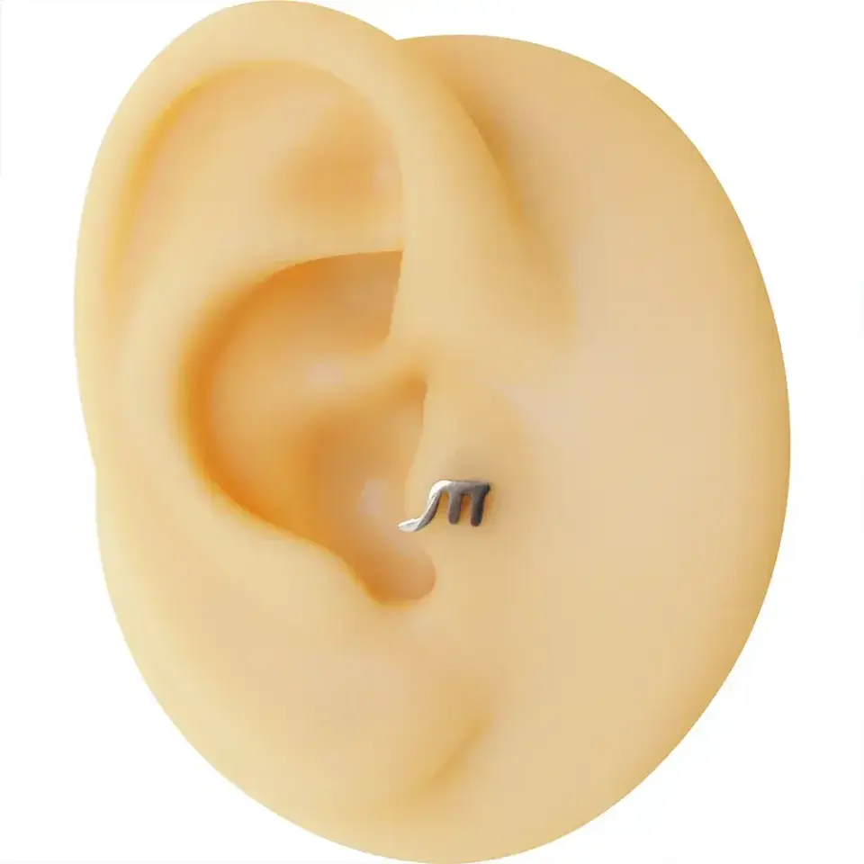 Tragus piercing flatback (arkası düz) vidalı kilit sistemi.