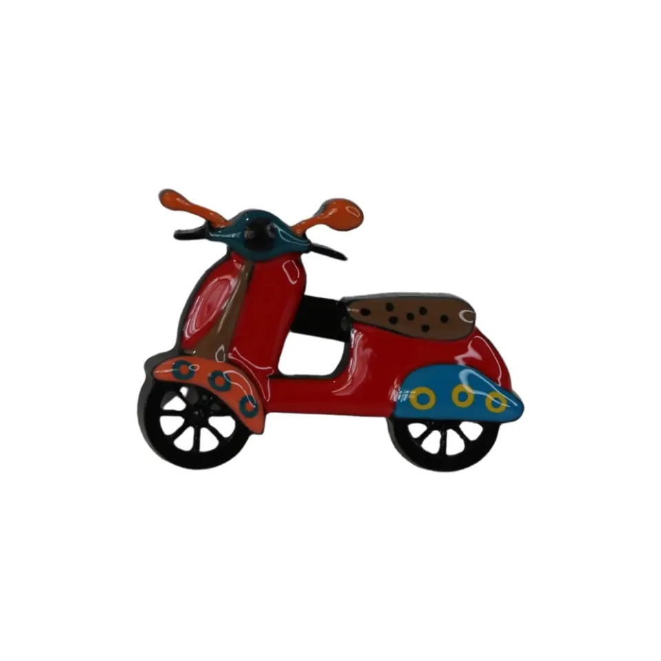 Sırt çantası ve kot ceket süslemesi için kırmızı renkli retro scooter motor model alternatif tarz iğneli rozet tasarımı