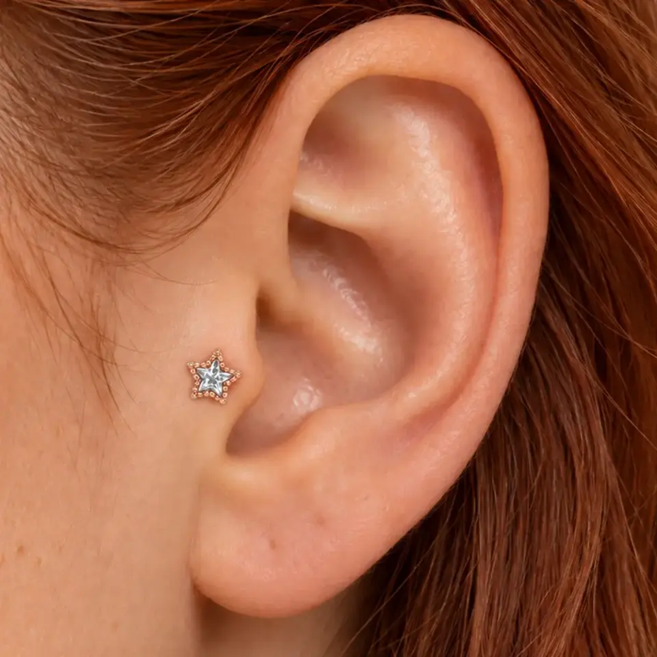 yildiz-tragus-piercing-kulakta-gorunumu