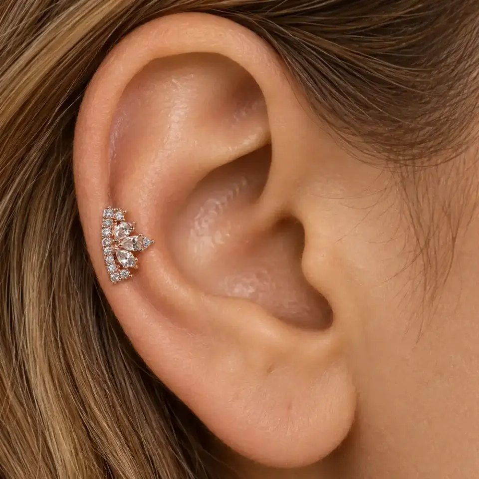 tac-tragus-piercing-kulakta-gorunumu