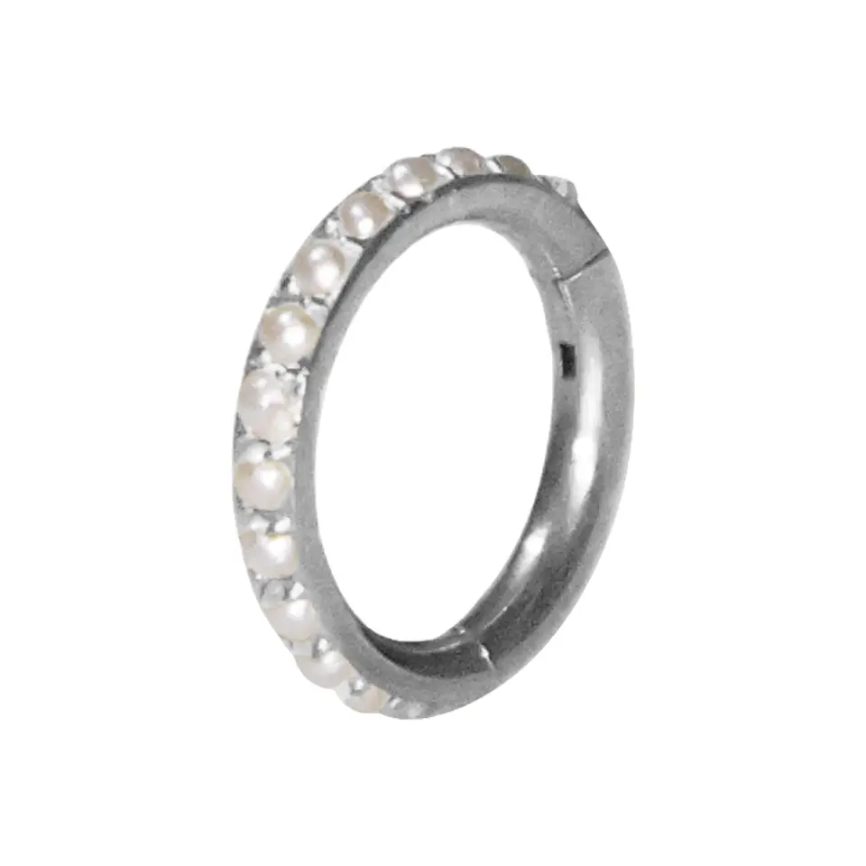 gümüş rengi inci taşlı tragus kilitli piercingin yakından çekimi