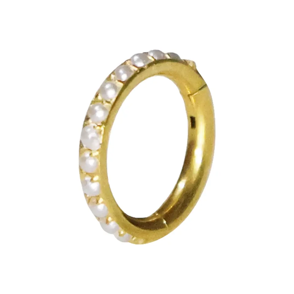 gold kilitli tragus burun halka piercing yakın çekimi