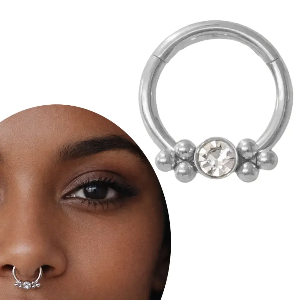 Septum ve tragus bölgesinde sergilenen gümüş kararmayan Sphere Glow halka septum kıkırdak piercing