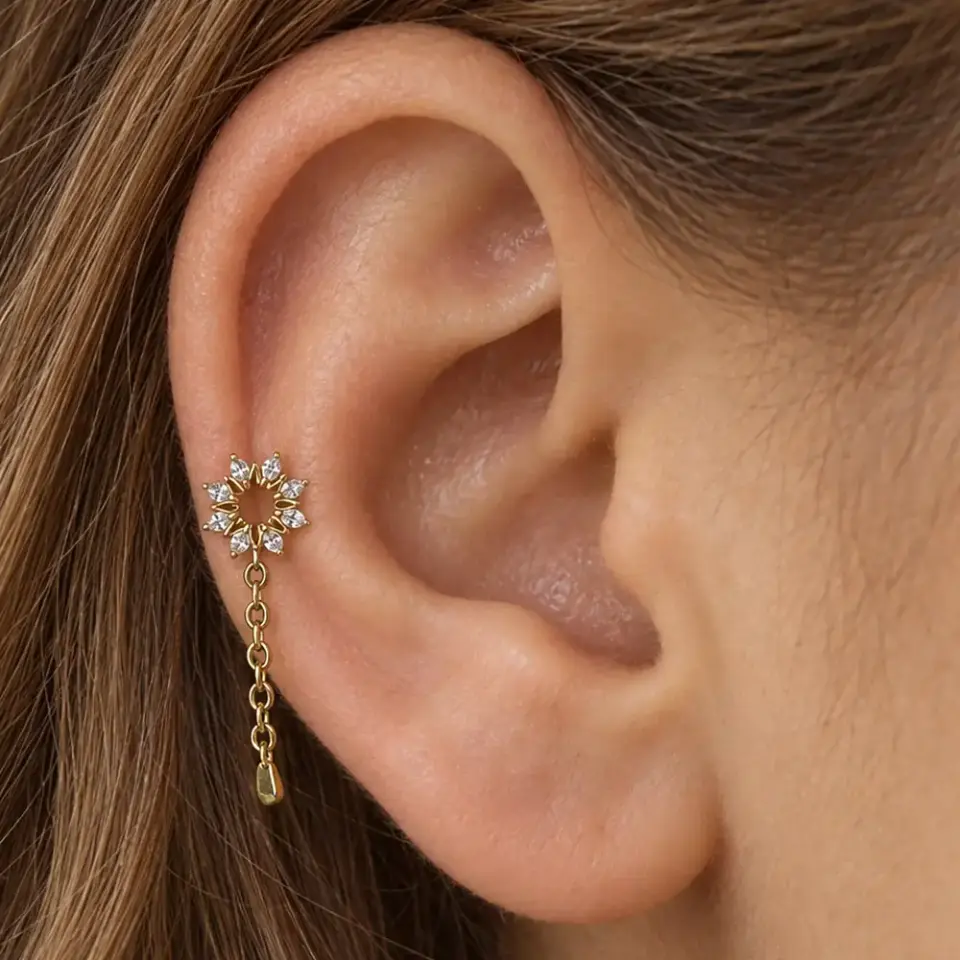gold-sallantili-cicek-helix-piercing-kulakta-durusu
