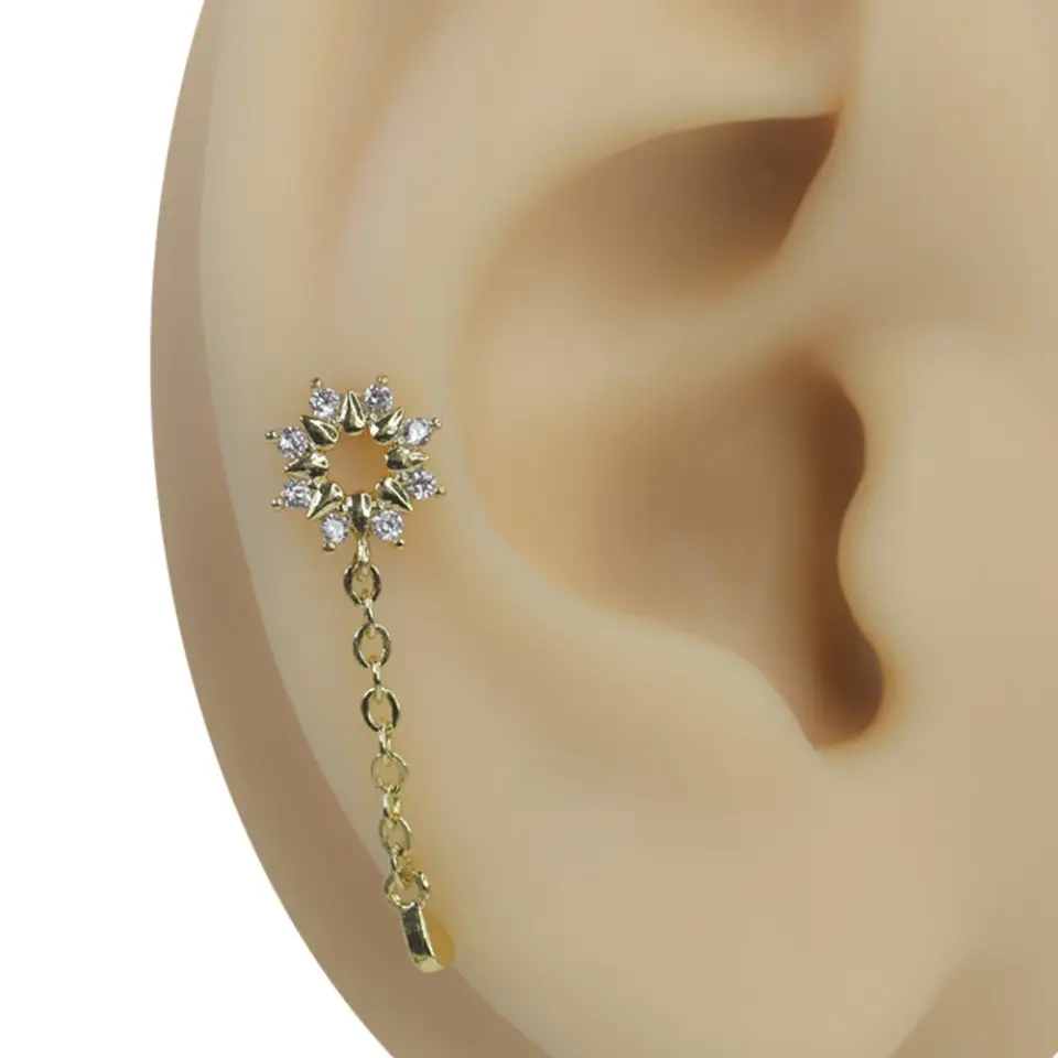 Altın rengi güneş sarkaç sallantılı zirkon taşlı tragus helix kıkırdak piercing kulak üzerindeki hareketli duruşu