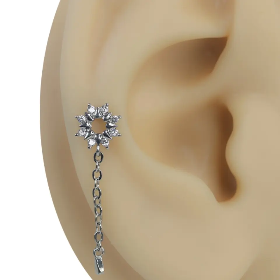 Gümüş rengi güneş sarkaç sallantılı zirkon taşlı tragus helix kıkırdak piercing kulak üzerindeki hareketli duruşu