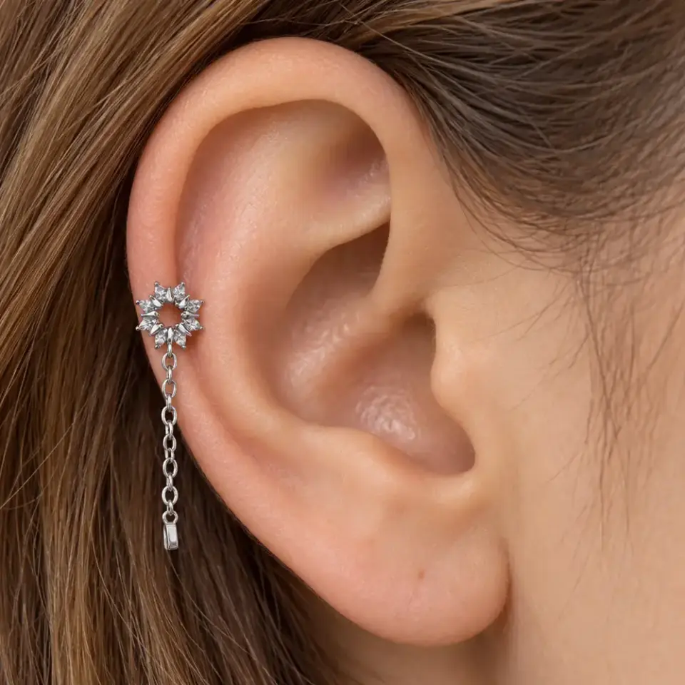 sallantili-cicek-helix-piercing-kulakta-durusu