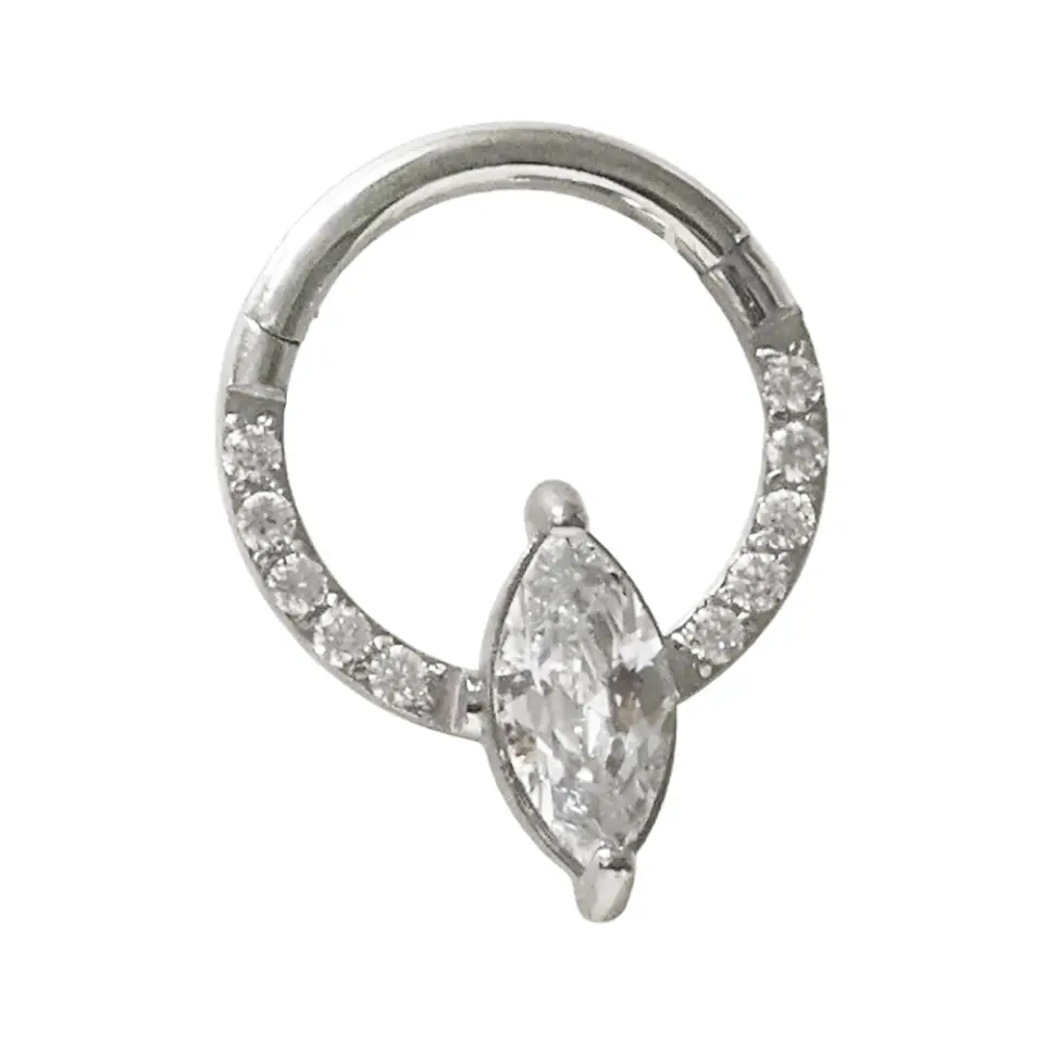 Septum ve tragus bölgesinde sergilenen gümüş kararmayan Empress Halo halka septum kıkırdak piercing