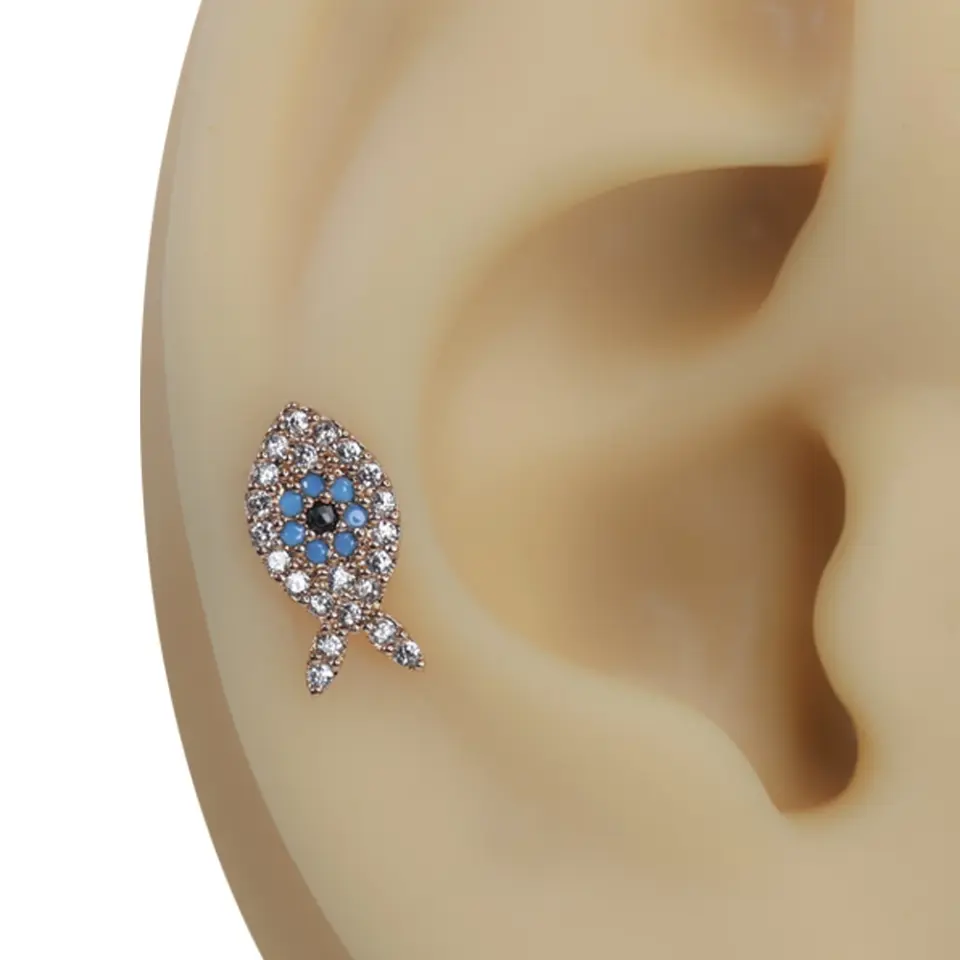 Rose gold tılsımlı balık zirkon taşlı tragus helix kıkırdak piercing kulak üzerindeki zarif ve mistik duruşu