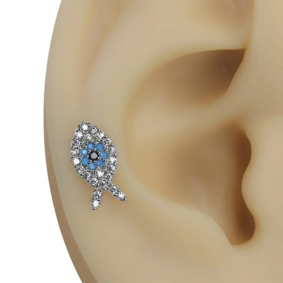 316L cerrahi çelik bar yapısına sahip gümüş renkli balık model zirkon taşlı tragus helix kıkırdak piercing ürün çekimi