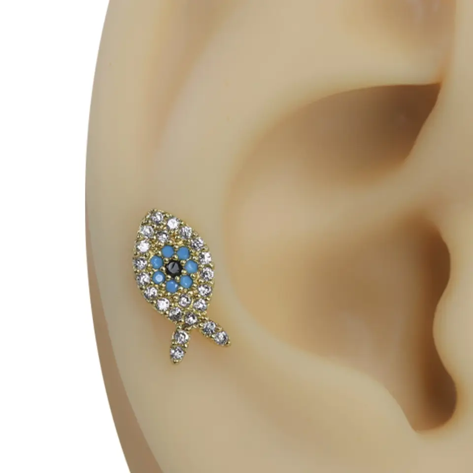 Altın rengi tılsımlı balık zirkon taşlı tragus helix kıkırdak piercing kulak üzerindeki şık ve parıltılı duruşu
