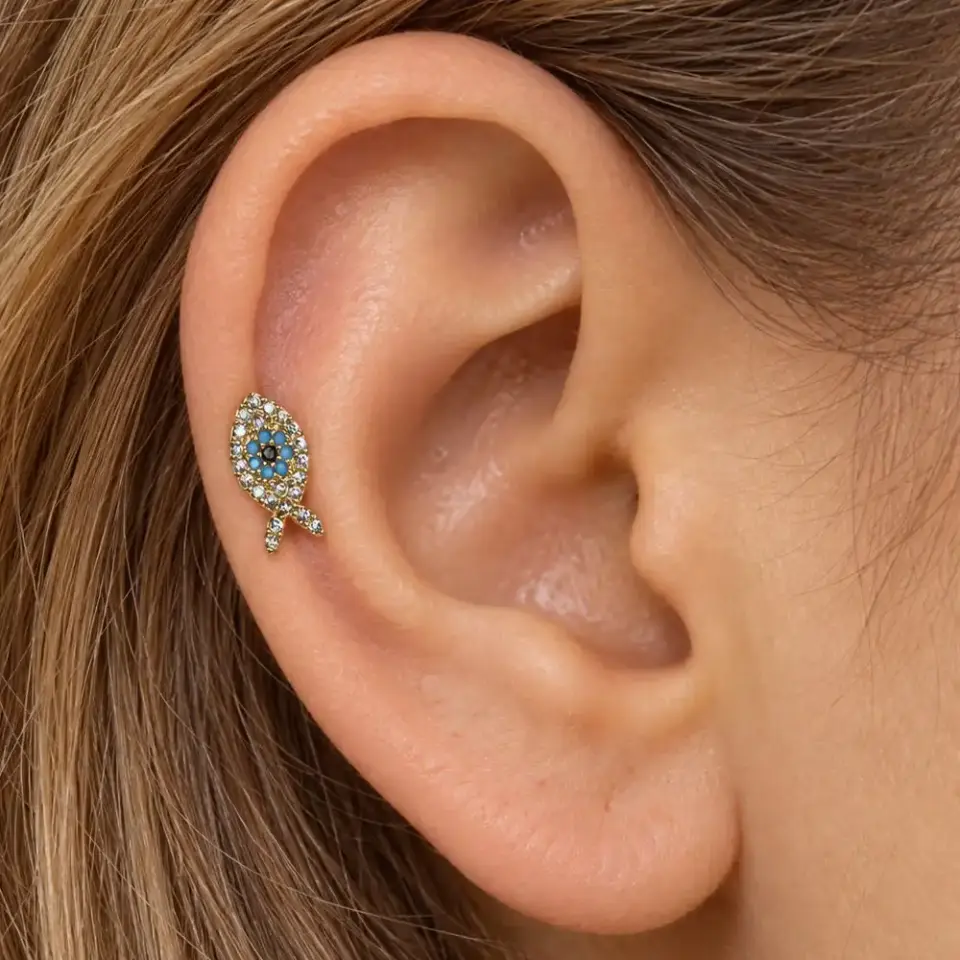 gold-balik-helix-piercing-kulakta-durusu