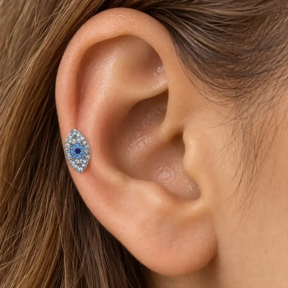 gumus-goz-helix-piercing-kulakta-durusu