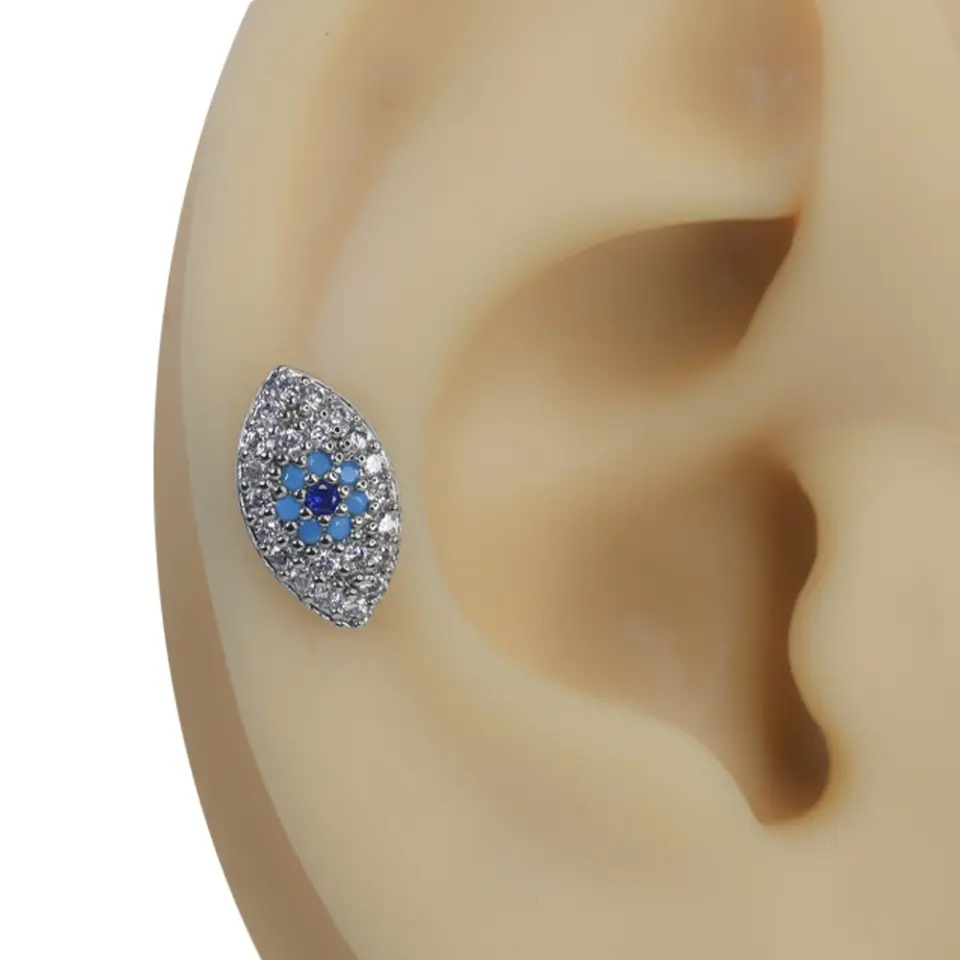 Gümüş rengi parlayan göz zirkon taşlı mistik tragus helix kıkırdak piercing kulak üzerindeki modern duruşu