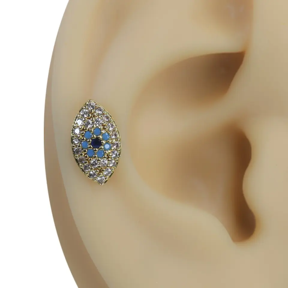 Altın rengi parlayan göz zirkon taşlı mistik tragus helix kıkırdak piercing kulak üzerindeki şık ve parıltılı duruşu