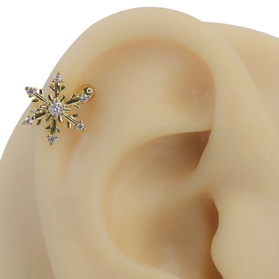 Altın rengi kış güneşi zirkon taşlı sıkıştırma kıkırdak piercing modelinin kulak üzerindeki ışıltılı ve şık duruşu