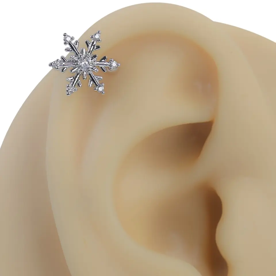 Gümüş rengi kış güneşi zirkon taşlı sıkıştırma kıkırdak piercing modelinin kulak üzerindeki modern ve parıltılı duruşu