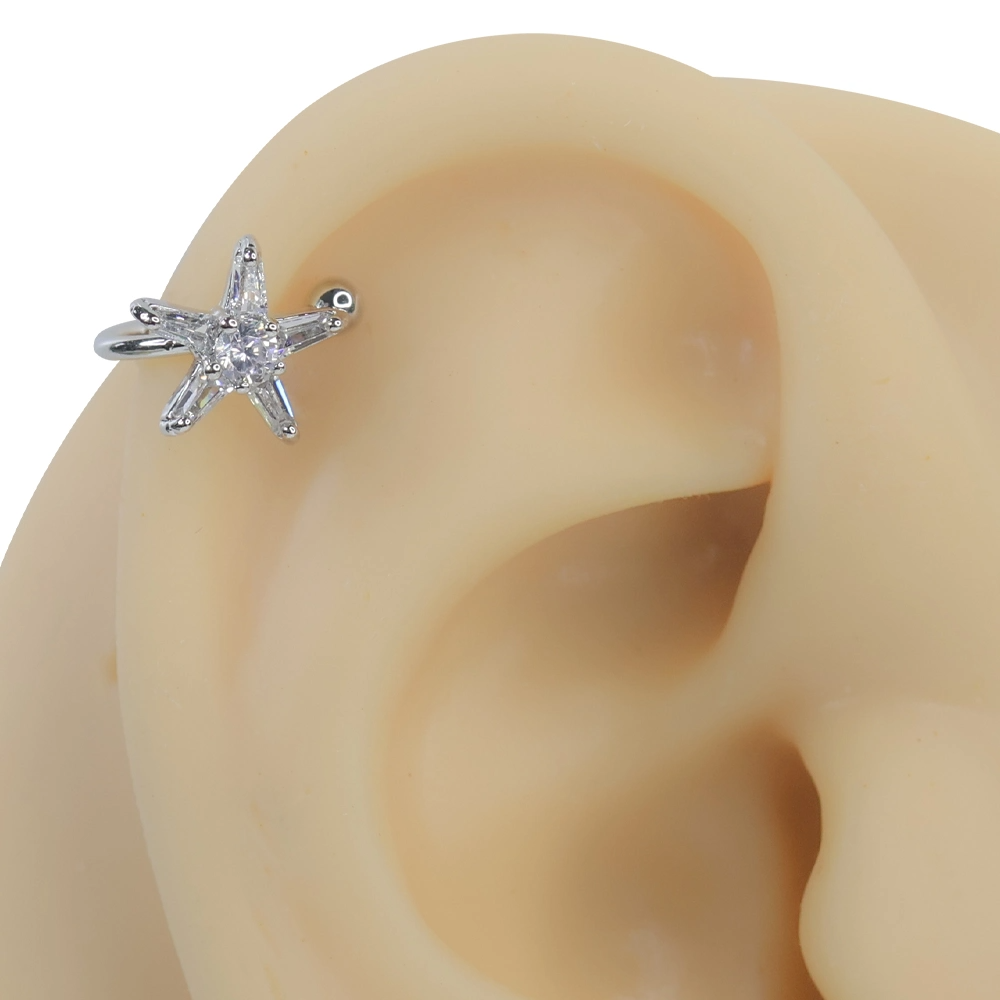 Gümüş rengi deniz yıldızı zirkon taşlı sıkıştırma kıkırdak piercing modelinin kulak üzerindeki marin temalı duruşu