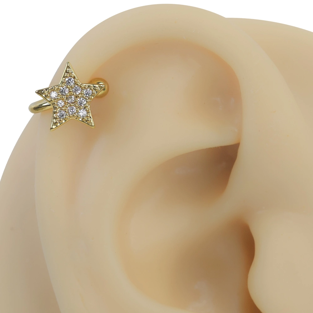 Altın rengi kuzey ışığı zirkon taşlı sıkıştırma kıkırdak piercing modelinin kulak üzerindeki asil ve parıltılı duruşu