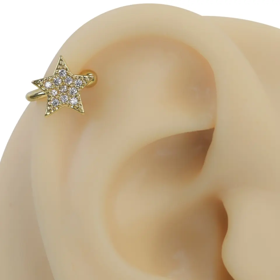 Altın rengi kuzey ışığı zirkon taşlı sıkıştırma kıkırdak piercing modelinin kulak üzerindeki asil ve parıltılı duruşu